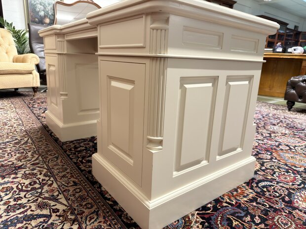 Klassiek-Oud-Antiek-Engels-Chesterfield-Mahoniehout-Mahonie-Wit-Creme-Landelijk-Bureau-Desk-met-ZwartLederen-Inleg
