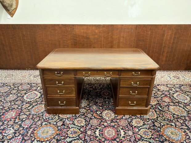 Klassiek-Oud-Engels-Antiek-Chesterfield-Mahoniehouten-Bureau-Desk-met-Bureaustoel-Stoel