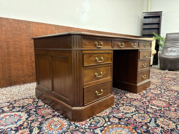 Klassiek-Oud-Engels-Antiek-Chesterfield-Mahoniehouten-Bureau-Desk-met-Bureaustoel-Stoel