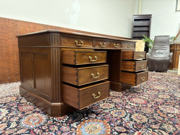 Klassiek-Oud-Engels-Antiek-Chesterfield-Mahoniehouten-Bureau-Desk-met-Bureaustoel-Stoel