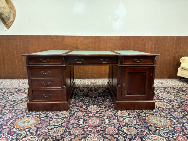 Klassiek-Oud-Engels-Antiek-Chesterfield-Bureau-Desk-Partnerdesk-Mahoniehout-met-Groen-Lederen-Inleg