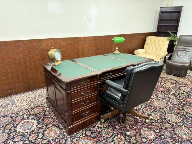 Klassiek-Oud-Engels-Antiek-Chesterfield-Bureau-Desk-Partnerdesk-Mahoniehout-met-Groen-Lederen-Inleg