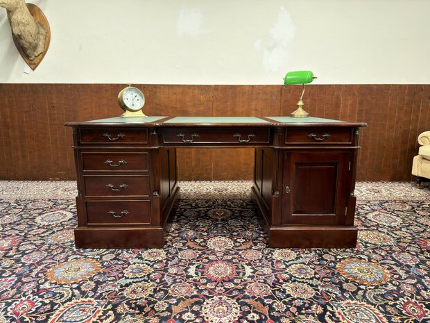 Klassiek-Oud-Engels-Antiek-Chesterfield-Bureau-Desk-Partnerdesk-Mahoniehout-met-Groen-Lederen-Inleg
