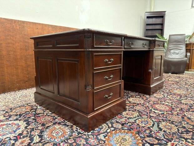 Klassiek-Oud-Engels-Antiek-Chesterfield-Bureau-Desk-Partnerdesk-Mahoniehout-met-Groen-Lederen-Inleg