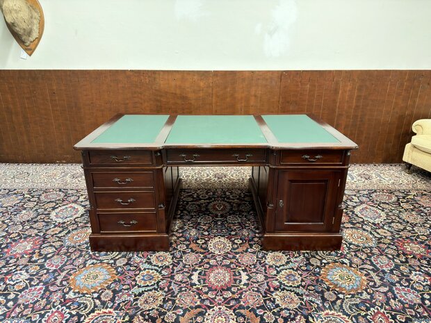 Klassiek-Oud-Engels-Antiek-Chesterfield-Bureau-Desk-Partnerdesk-Mahoniehout-met-Groen-Lederen-Inleg
