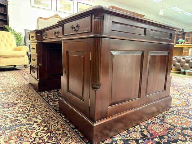Klassiek-Oud-Engels-Antiek-Chesterfield-Bureau-Desk-Partnerdesk-Mahoniehout-met-Groen-Lederen-Inleg