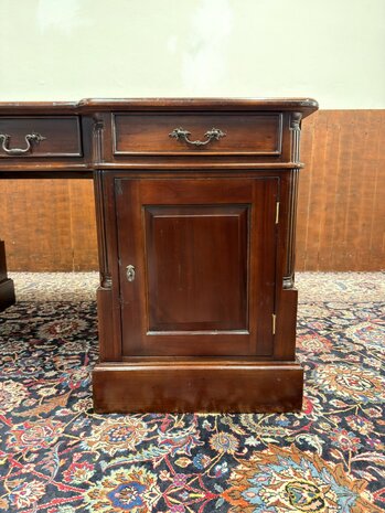 Klassiek-Oud-Engels-Antiek-Chesterfield-Bureau-Desk-Partnerdesk-Mahoniehout-met-Groen-Lederen-Inleg