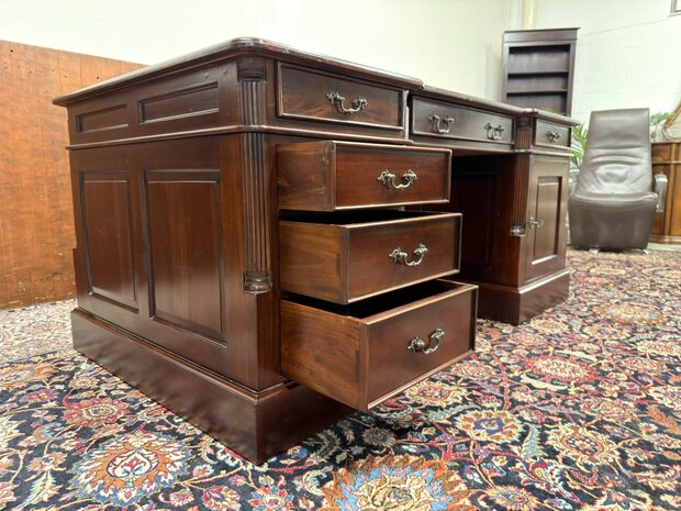 Klassiek-Oud-Engels-Antiek-Chesterfield-Bureau-Desk-Partnerdesk-Mahoniehout-met-Groen-Lederen-Inleg