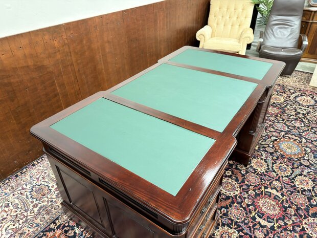 Klassiek-Oud-Engels-Antiek-Chesterfield-Bureau-Desk-Partnerdesk-Mahoniehout-met-Groen-Lederen-Inleg
