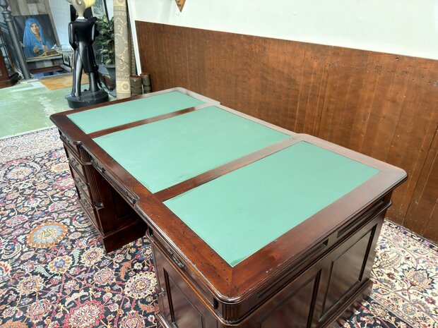 Klassiek-Oud-Engels-Antiek-Chesterfield-Bureau-Desk-Partnerdesk-Mahoniehout-met-Groen-Lederen-Inleg