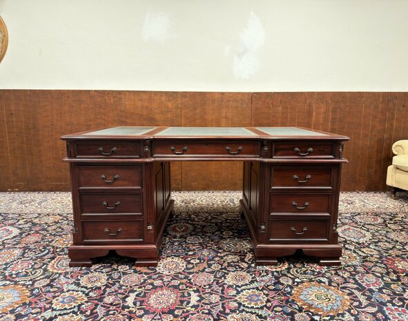 Klassiek-Oud-Engels-Antiek-Chesterfield-Bureau-Desk-Mahoniehout-met-Groen-Lederen-Inleg