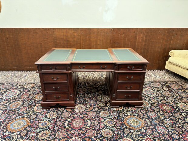 Klassiek-Oud-Engels-Antiek-Chesterfield-Bureau-Desk-Mahoniehout-met-Groen-Lederen-Inleg