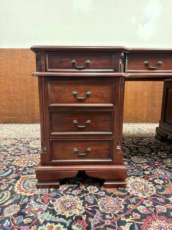 Klassiek-Oud-Engels-Antiek-Chesterfield-Bureau-Desk-Mahoniehout-met-Groen-Lederen-Inleg