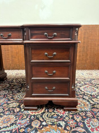 Klassiek-Oud-Engels-Antiek-Chesterfield-Bureau-Desk-Mahoniehout-met-Groen-Lederen-Inleg