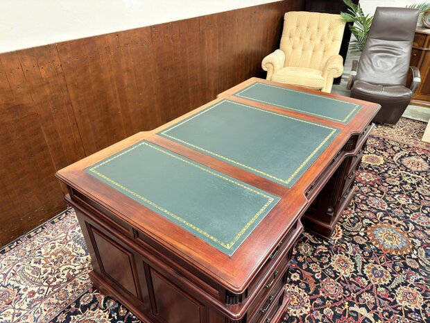 Klassiek-Oud-Engels-Antiek-Chesterfield-Bureau-Desk-Mahoniehout-met-Groen-Lederen-Inleg
