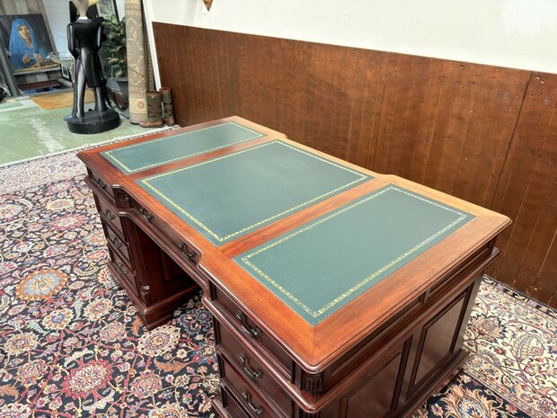 Klassiek-Oud-Engels-Antiek-Chesterfield-Bureau-Desk-Mahoniehout-met-Groen-Lederen-Inleg