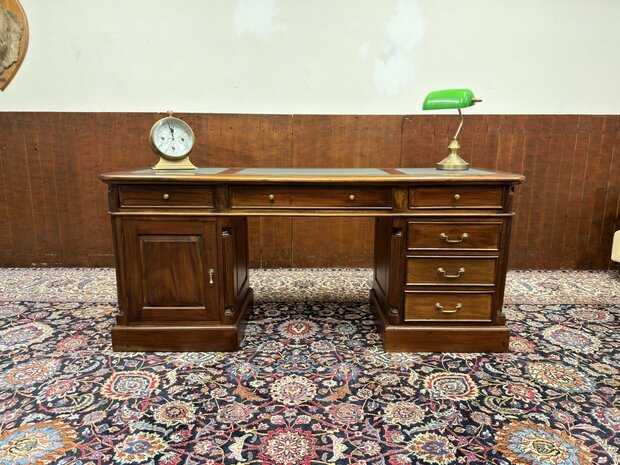Klassiek-Oud-Antiek-Engels-Chesterfield-Mahoniehout-Mahonie-Smal-Ondiep-Bureau-Desk-met-Groen-Lederen-Inleg