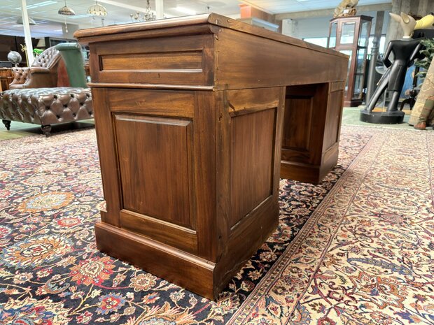 Klassiek-Oud-Antiek-Engels-Chesterfield-Mahoniehout-Mahonie-Smal-Ondiep-Bureau-Desk-met-Groen-Lederen-Inleg