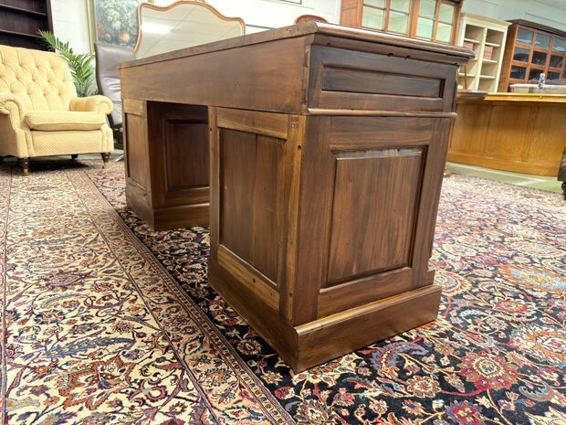 Klassiek-Oud-Antiek-Engels-Chesterfield-Mahoniehout-Mahonie-Smal-Ondiep-Bureau-Desk-met-Groen-Lederen-Inleg