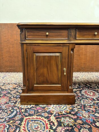 Klassiek-Oud-Antiek-Engels-Chesterfield-Mahoniehout-Mahonie-Smal-Ondiep-Bureau-Desk-met-Groen-Lederen-Inleg