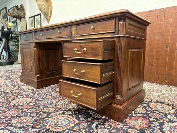 Klassiek-Oud-Antiek-Engels-Chesterfield-Mahoniehout-Mahonie-Smal-Ondiep-Bureau-Desk-met-Groen-Lederen-Inleg