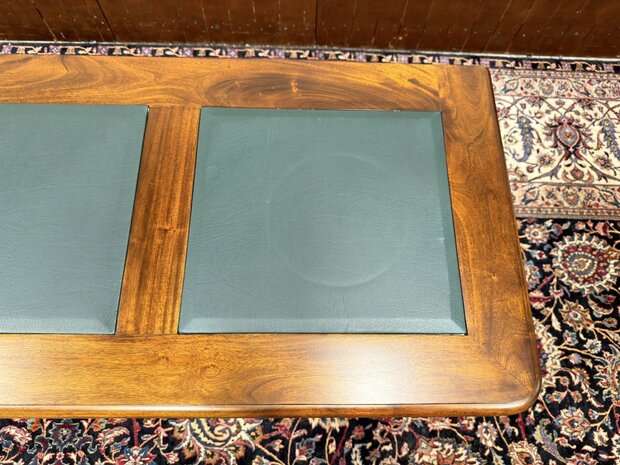 Klassiek-Oud-Antiek-Engels-Chesterfield-Mahoniehout-Mahonie-Smal-Ondiep-Bureau-Desk-met-Groen-Lederen-Inleg