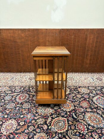 Klassiek-Oud-Engels-Antiek-Chesterfield-Boekenmolen-Roteerbaar-van-Wortelnotenhout
