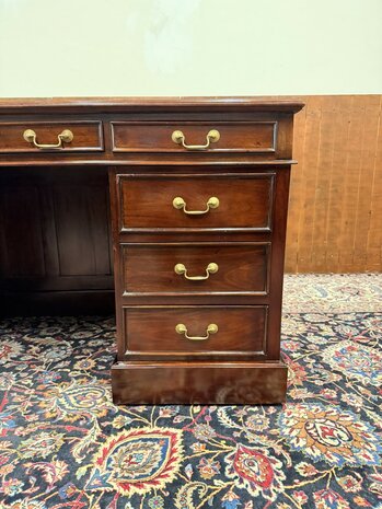 Klassiek-Antiek-Engels-Oud-Chesterfield-Desk-Bureau-Mahoniehout-Groen-Lederen-Inleg-met-Achterschot