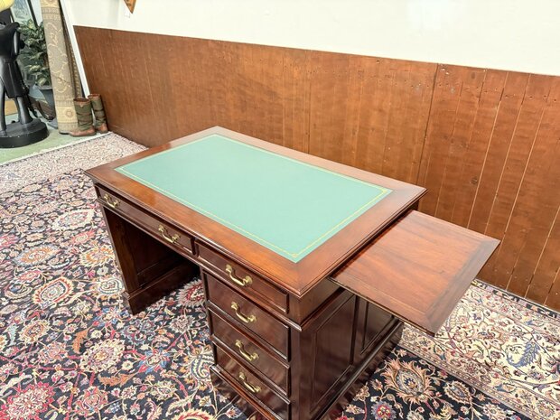 Klassiek-Antiek-Engels-Oud-Chesterfield-Desk-Bureau-Mahoniehout-Groen-Lederen-Inleg-met-Achterschot