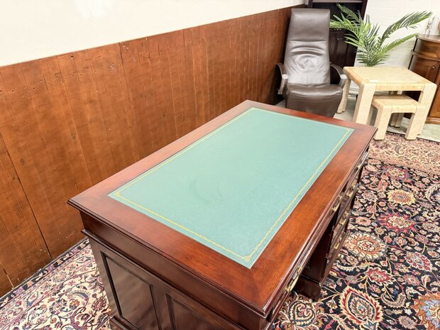 Klassiek-Antiek-Engels-Oud-Chesterfield-Desk-Bureau-Mahoniehout-Groen-Lederen-Inleg-met-Achterschot