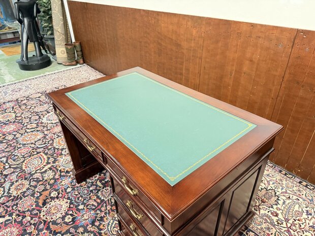 Klassiek-Antiek-Engels-Oud-Chesterfield-Desk-Bureau-Mahoniehout-Groen-Lederen-Inleg-met-Achterschot