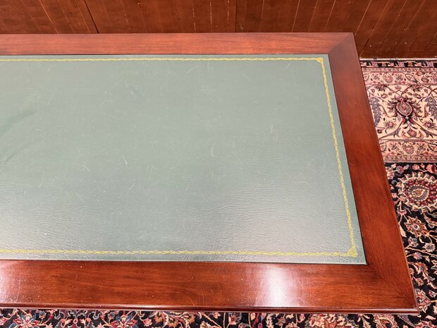 Klassiek-Antiek-Engels-Oud-Chesterfield-Desk-Bureau-Mahoniehout-Groen-Lederen-Inleg-met-Achterschot