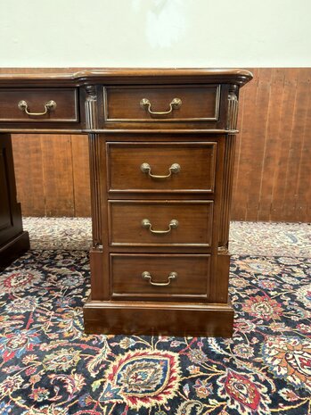 Klassiek-Antiek-Engels-Oud-Chesterfield-Desk-Bureau-Mahoniehout-Groen-Lederen-Inleg