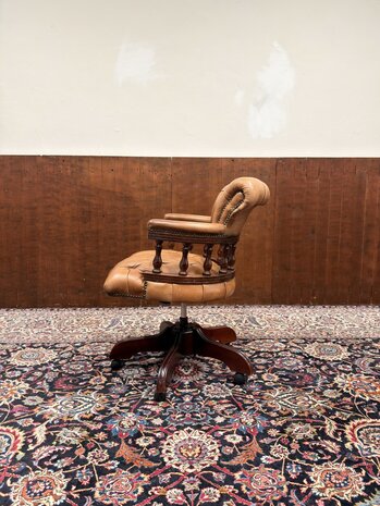 Klassiek-Antiek-Engels-Oud-Chesterfield-Mahonie-Bureaustoel-Captain-Chair-Cognac-Leder