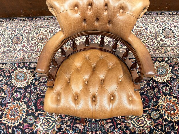 Klassiek-Antiek-Engels-Oud-Chesterfield-Mahonie-Bureaustoel-Captain-Chair-Cognac-Leder