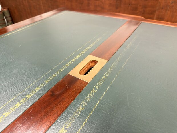 Klassiek-Antiek-Engels-Oud-Chesterfield-Mahonie-Bureau-Desk-Partnerdesk-met-Groen-Leder-Ingelegd