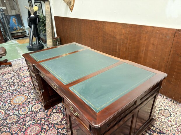 Klassiek-Antiek-Engels-Oud-Chesterfield-Mahonie-Bureau-Desk-Partnerdesk-met-Groen-Leder-Ingelegd