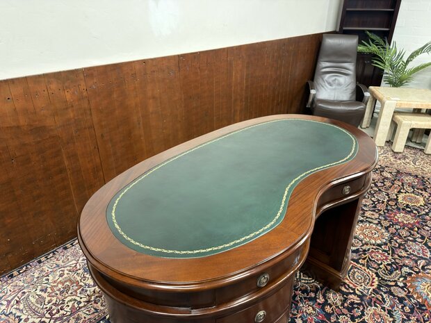 Klassiek-Engels-Antiek-Oud-Chesterfield-Ovaal-Nier-Vormig-Bureau-Desk-met-Groen-Lederen-Inleg