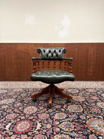 Engels-Klassie-Oud-Antiek-Chesterfield-Bureaustoel-Captain-Chair-Groen-Leder