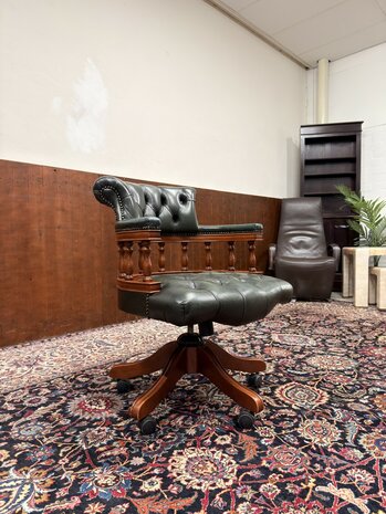 Engels-Klassie-Oud-Antiek-Chesterfield-Bureaustoel-Captain-Chair-Groen-Leder
