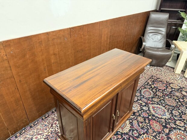 Klassiek-Engels-Oud-Antiek-Chesterfield-Mahoniehouten-Dressoir-Kantoorkast-Sidetable