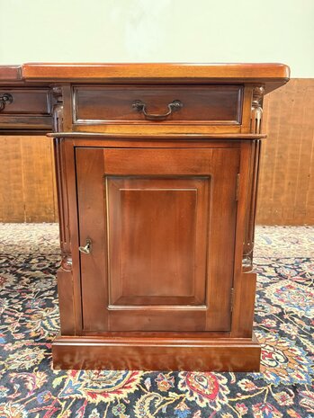 Klassiek-Engels-Oud-Antiek-Chesterfield-Mahoniehouten-Bureau-Desl-Partnerdesk-Met-Groen-Lederen-Ingeleged
