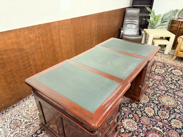 Klassiek-Engels-Oud-Antiek-Chesterfield-Mahoniehouten-Bureau-Desl-Partnerdesk-Met-Groen-Lederen-Ingeleged