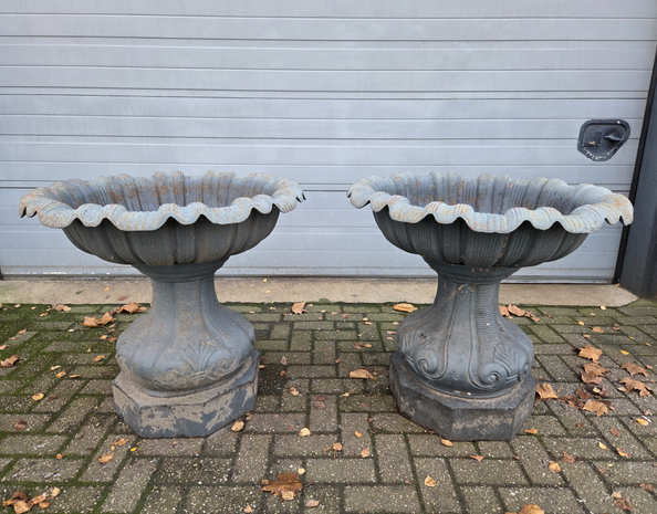 Klassieke-gietijzeren-tuinvaas-bloembak-vaas-met-golvende-rand