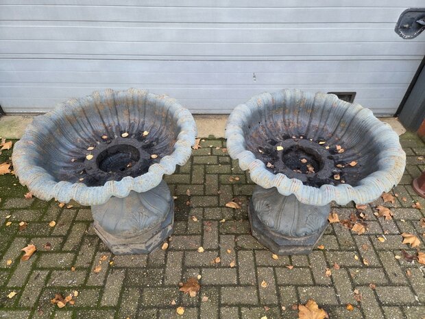 Klassieke-gietijzeren-tuinvaas-bloembak-vaas-met-golvende-rand-4