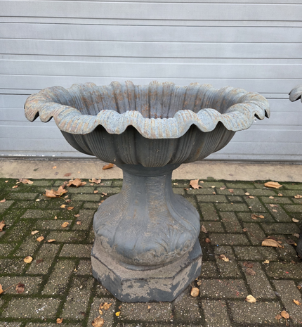 Klassieke-gietijzeren-tuinvaas-bloembak-vaas-met-golvende-rand-5