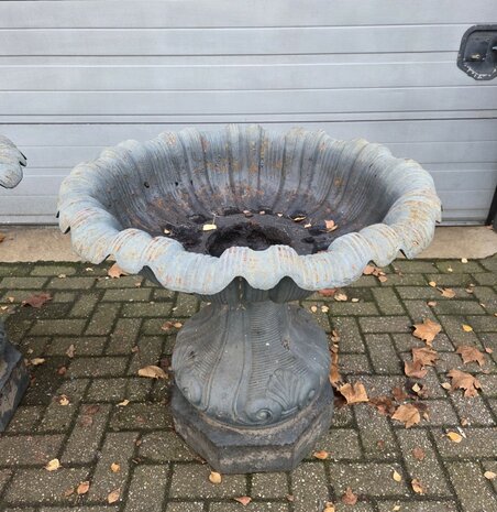 Klassieke-gietijzeren-tuinvaas-bloembak-vaas-met-golvende-rand-8