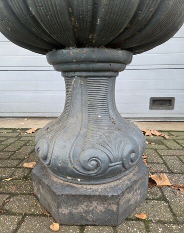 Klassieke-gietijzeren-tuinvaas-bloembak-vaas-met-golvende-rand-10