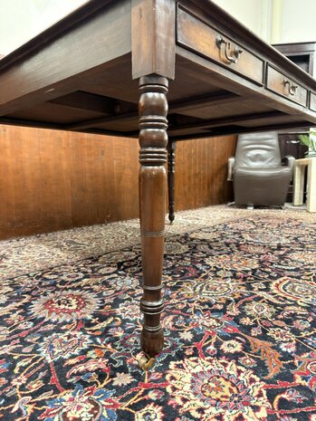 Klassiek-Antiek-Engels-Oud-Chesterfield-Schrijftafel-Bureau-Partnerdesk-met-Groen-Leder-Ingelegd