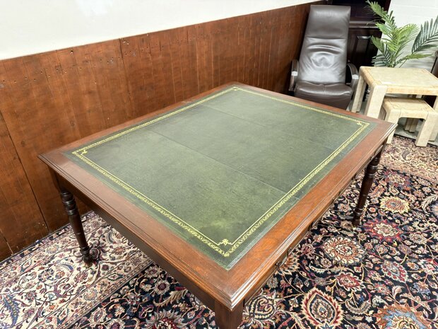 Klassiek-Antiek-Engels-Oud-Chesterfield-Schrijftafel-Bureau-Partnerdesk-met-Groen-Leder-Ingelegd